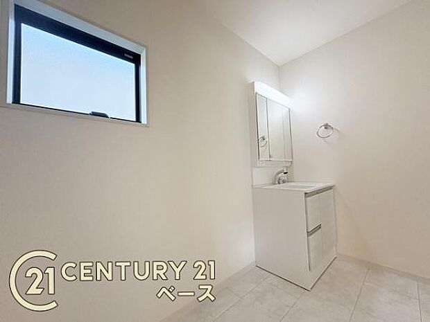 ■三面鏡タイプのミラーキャビネット!収納スペースも豊富です!■