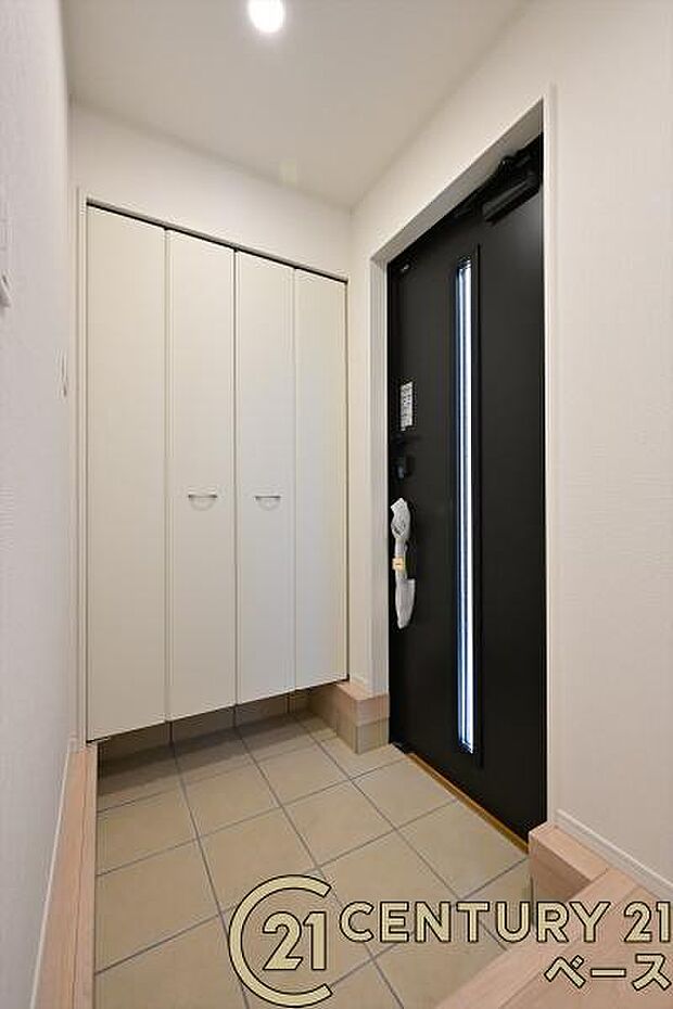 ■現地撮影写真■すっきりとした明るい玄関が家族やお客様を迎えてくれます!