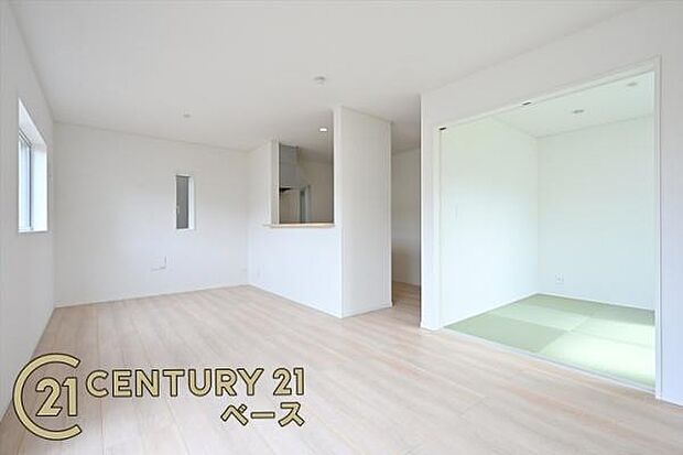 ■現地撮影写真■ご家族でくつろいでいただける広々したLDKは約16帖!