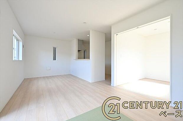 ■現地撮影写真■ご家族でくつろいでいただける広々したLDKは約16帖!