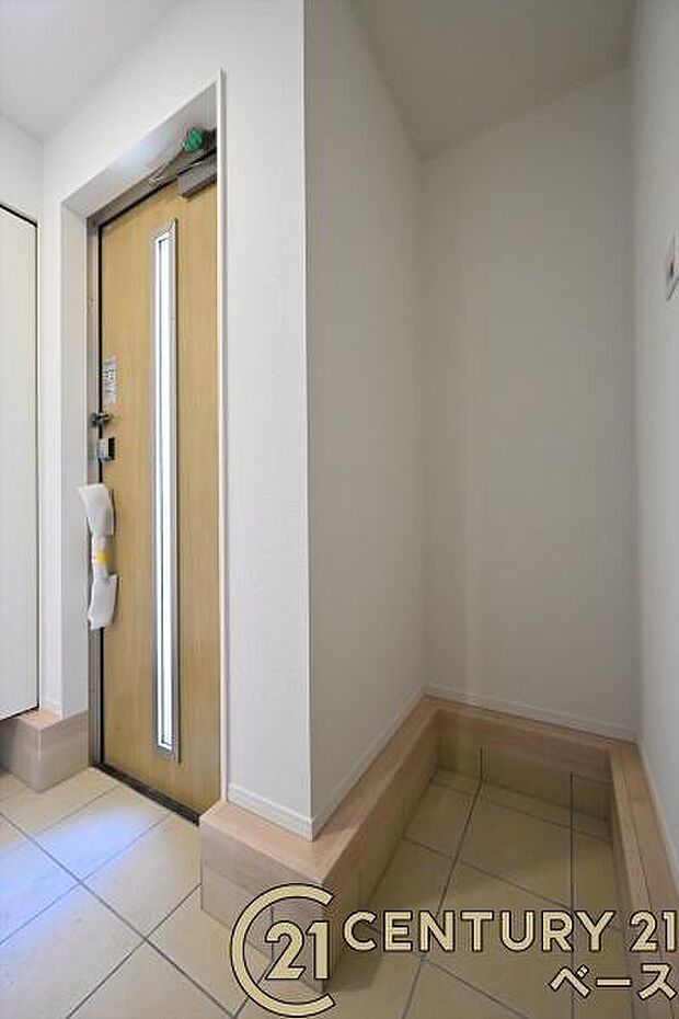 ■現地撮影写真■すっきりとした明るい玄関が家族やお客様を迎えてくれます!