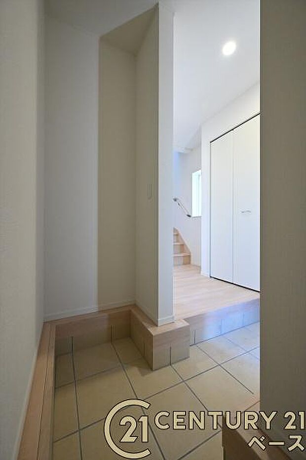 ■現地撮影写真■玄関には便利な収納スペースを完備!