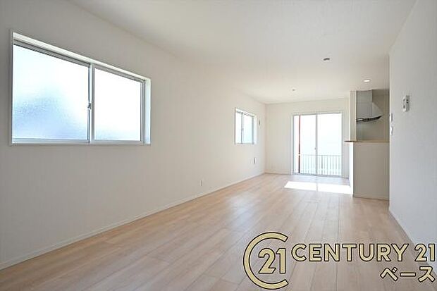 ■現地撮影写真■ご家族でくつろいでいただける広々したLDKは約20帖!