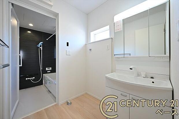 ■現地撮影写真■清潔感のある広々とした洗面スペースです!