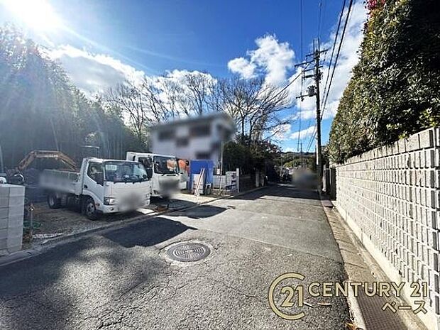 ■現地撮影写真■前面道路は広々でお車の出し入れも楽々!
