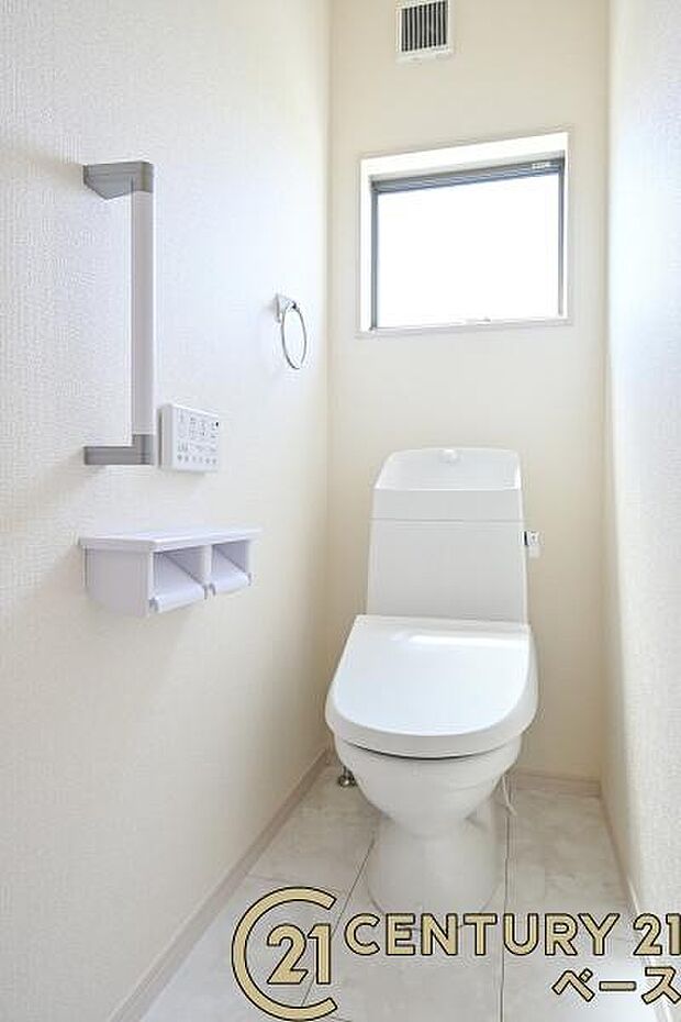 ■現地撮影写真■フチなし＆トルネード洗浄でお掃除も楽らく！ウォシュレット付きです！