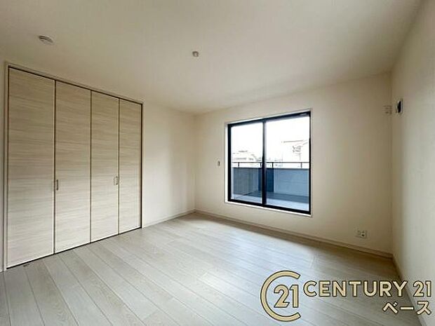 ■現地撮影写真■開放感のある広々した主寝室!他に洋室が2部屋ございます!