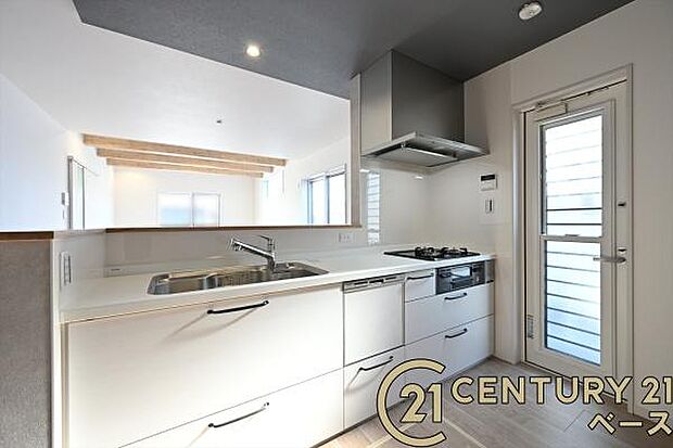 ■家族とのコミュニケーションがとりやすい人気のカウンターキッチン!■