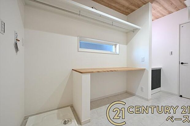 ■現地撮影写真■こちらは洗面所に隣接したランドリースペースです！