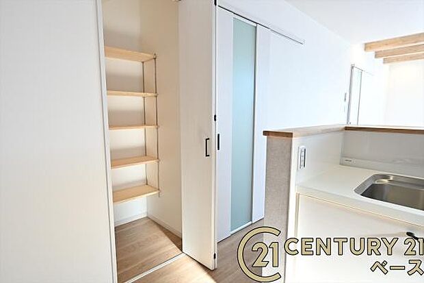 ■現地撮影写真■キッチン横にはスッキリ片付くパントリー収納を完備!