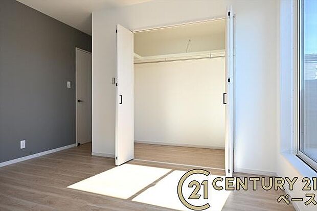 ■冬物のコートや季節ものなど、たっぷり収納可能!■