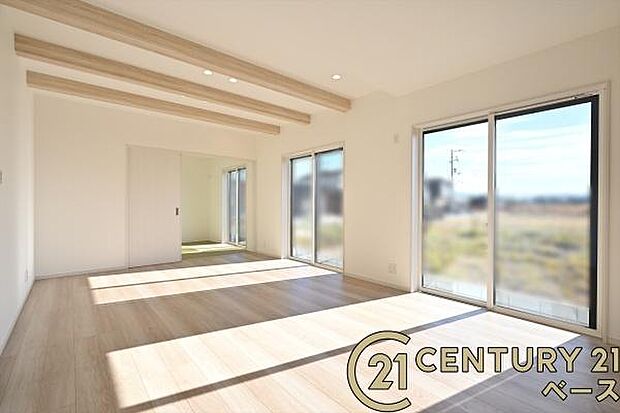 ■ご家族でくつろいでいただける広々としたリビングです!全窓ペアガラス標準装備!■