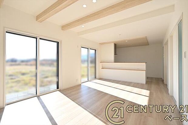 ■現地撮影写真■大きな窓から柔らかい光が射し込みます。