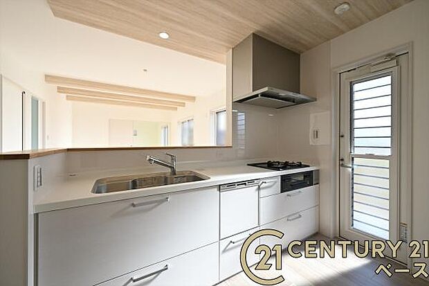 ■家族とのコミュニケーションがとりやすい人気のカウンターキッチン!■