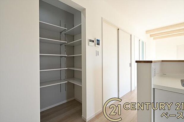 ■現地撮影写真■キッチン横にはスッキリ片付くパントリー収納を完備!