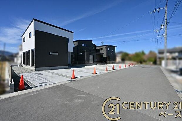 ■現地撮影写真■前面道路約6mでお車の出し入れも楽々!