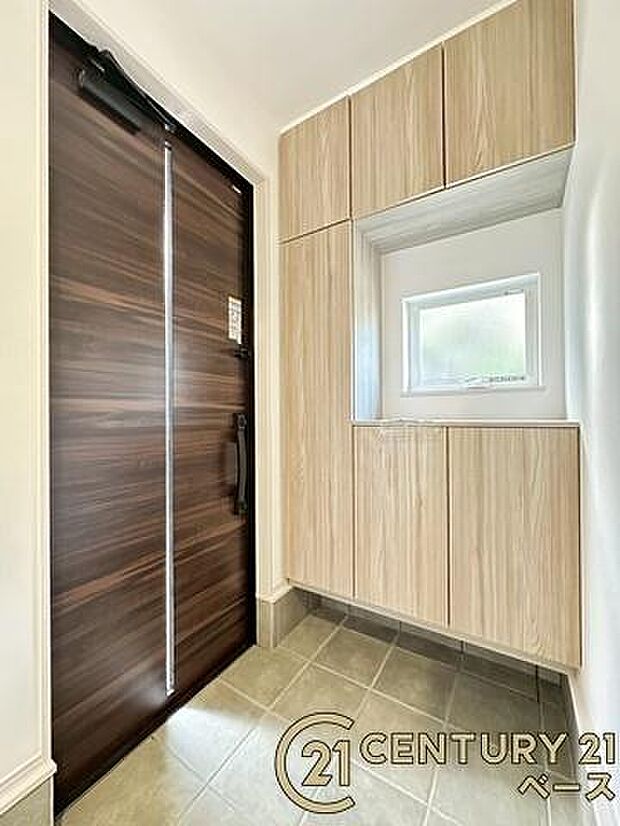 ■現地撮影写真■すっきりとした明るい玄関が家族やお客様を迎えてくれます!