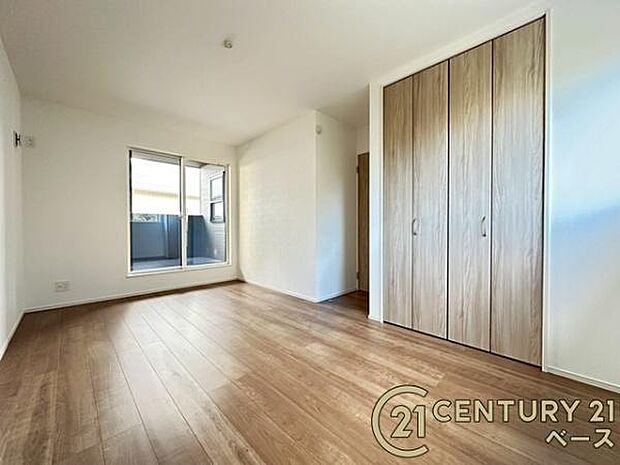 ■現地撮影写真■開放感のある広々した主寝室!他に洋室が2部屋ございます!