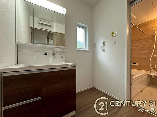 ■現地撮影写真■清潔感のある広々とした洗面スペースです!