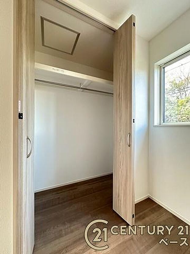 ■現地撮影写真■冬物のコートや季節のものなどたくさんしまえる広さ!