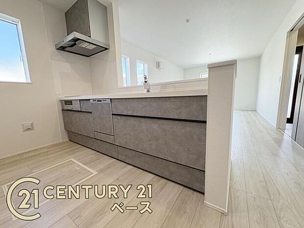 ■キッチンパネルは油などの汚れが付着しにくく、毎日のお手入れが簡単なので清潔なキッチンが保てます!■