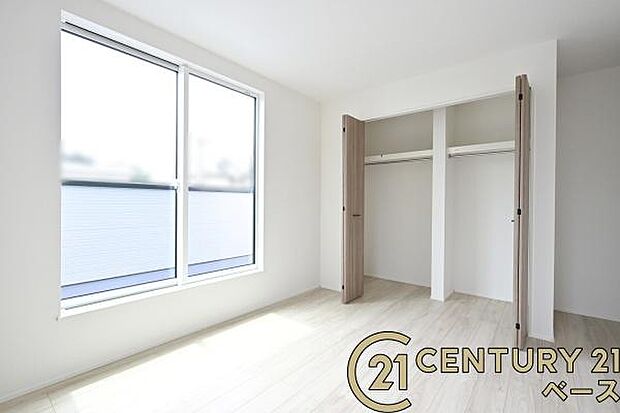 大きなクローゼット付きで開放感のあるお部屋です！
