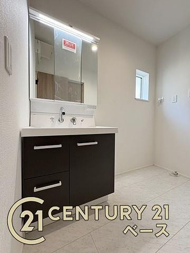 ■三面鏡タイプのミラーキャビネット!収納スペースも豊富です!■