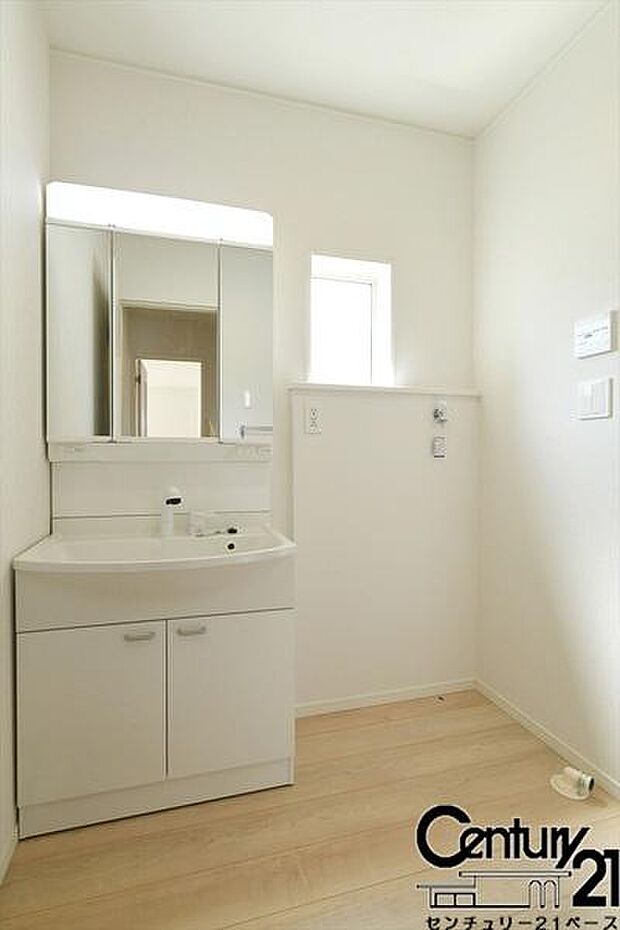 ■三面鏡タイプのミラーキャビネット!収納スペースも豊富です!■