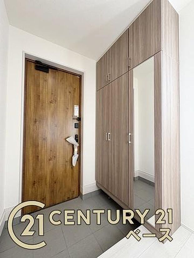 ■現地撮影写真■すっきりとした明るい玄関が家族やお客様を迎えてくれます!