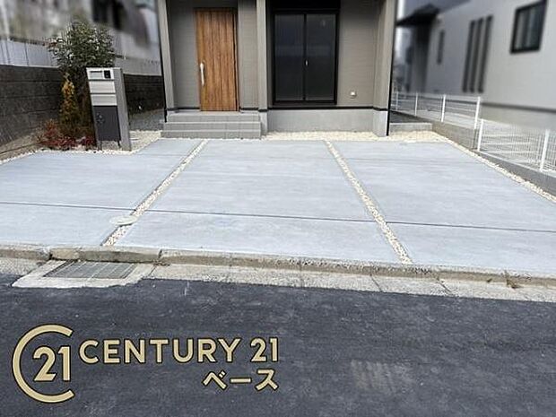 ■現地撮影写真■駐車スペースは3台分完備!来客時なども安心です!