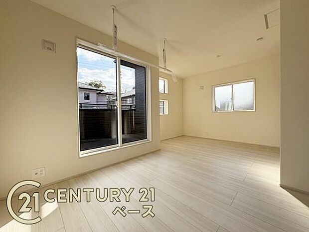 ■現地撮影写真■バルコニーに面した開放感のあるお部屋です!