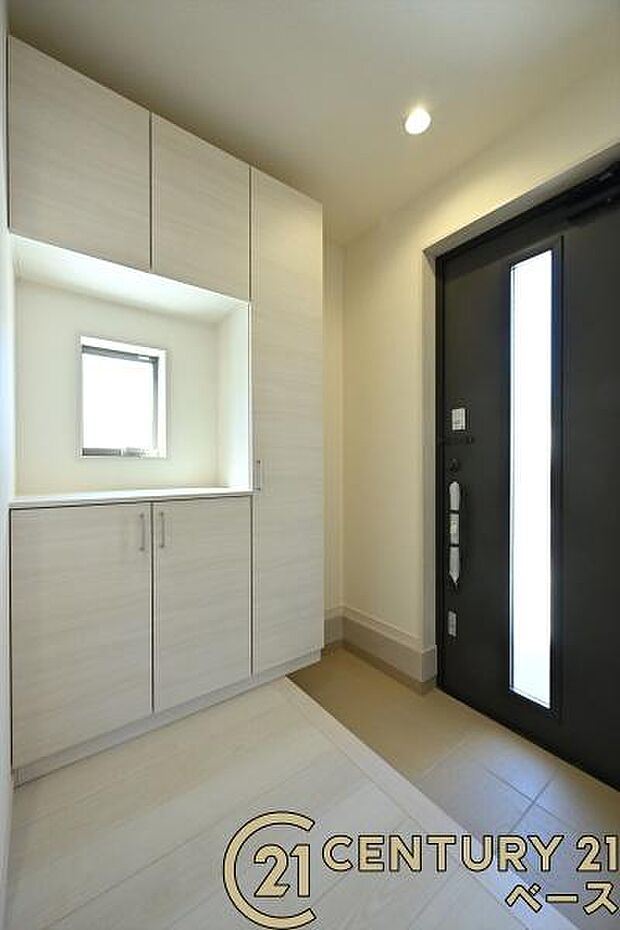 ■現地撮影写真■玄関には便利な収納スペースを完備!