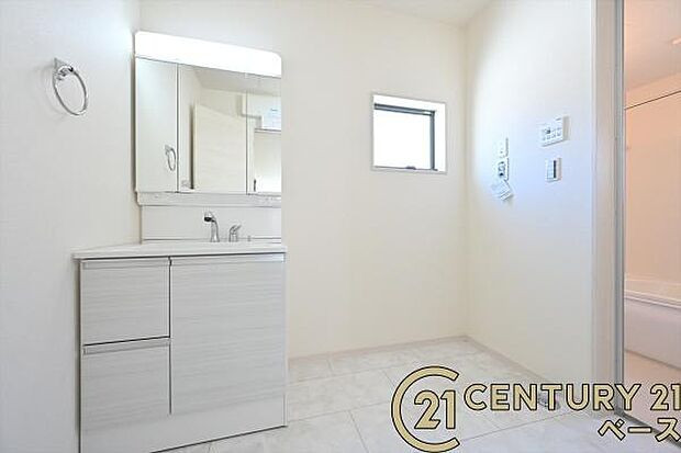 ■現地撮影写真■清潔感のある広々とした洗面スペースです!