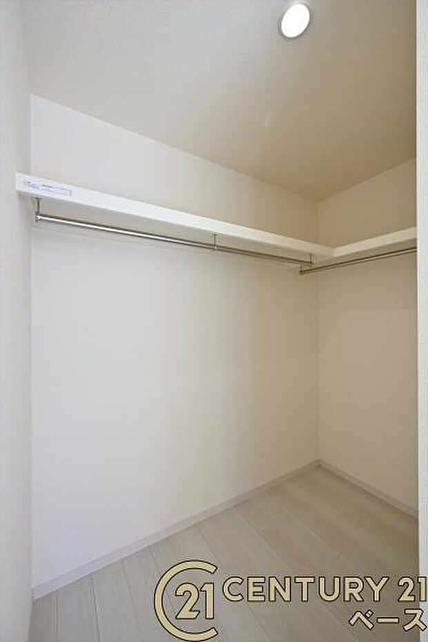 ■現地撮影写真■広々としたクローゼットを完備!大きな荷物も楽々収納!
