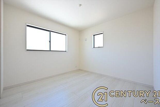 ■現地撮影写真■明るい雰囲気の洋室です!