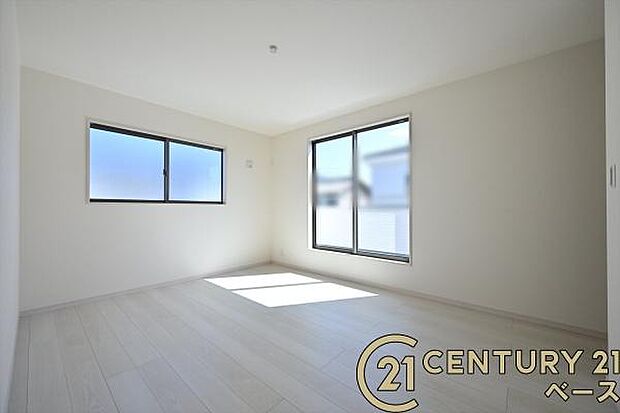 ■現地撮影写真■バルコニーに面した開放感のあるお部屋です!