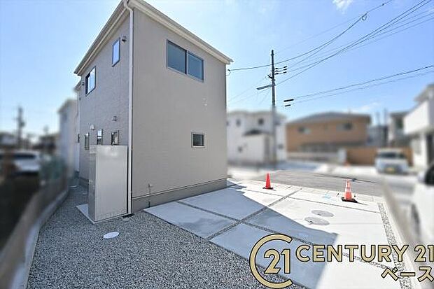 ■現地撮影写真■前面道路は広々でお車の出し入れも楽々!