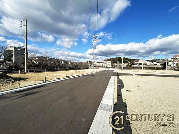 ■現地撮影写真■敷地と道路の高低差が少なく駐車もスムーズです!