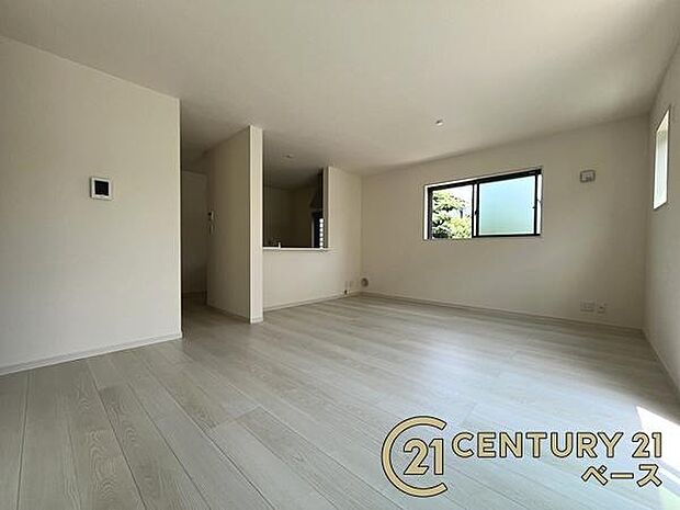 ■現地撮影写真■ご家族でくつろいでいただける広々したリビング!