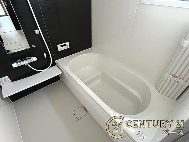 ■現地撮影写真■ゆったりしたサイズの浴室!足を伸ばしての入浴は疲れも癒してくれます!