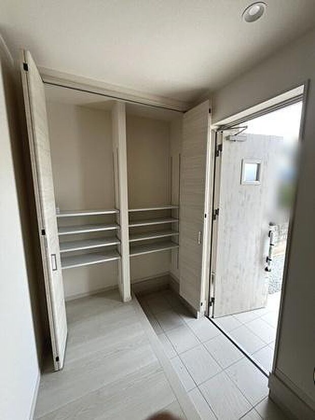 ■現地撮影写真■すっきりとした明るい玄関が家族やお客様を迎えてくれます!