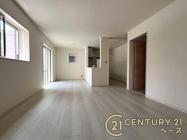 ■現地撮影写真■ご家族でくつろいでいただける広々したリビング！