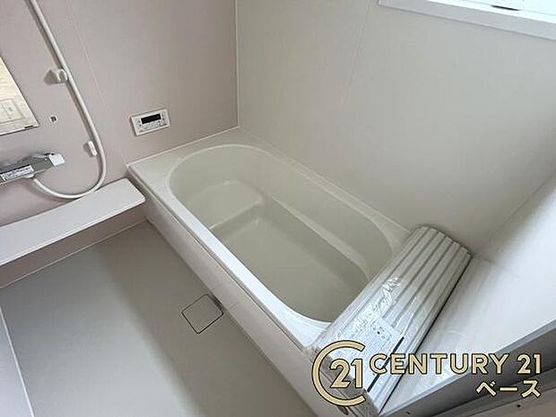 ■現地撮影写真■ゆったりしたサイズの浴室！足を伸ばしての入浴は疲れも癒してくれます！