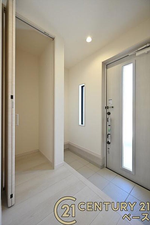 ■現地撮影写真■玄関には便利な収納スペースを完備!
