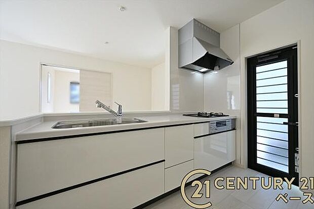 ■現地撮影写真■広々キッチンで快適にお料理!便利な収納スペースも完備!