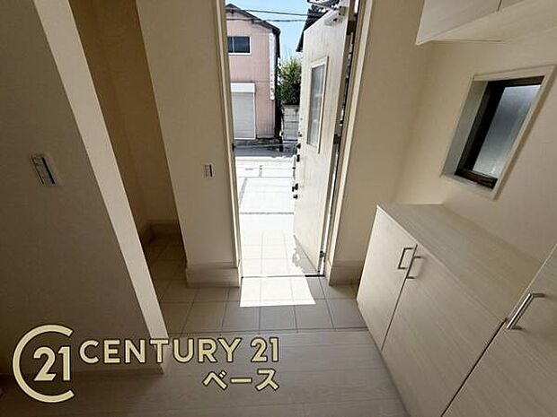 ■現地撮影写真■すっきりと広々とした玄関が家族やお客様を迎えてくれます!