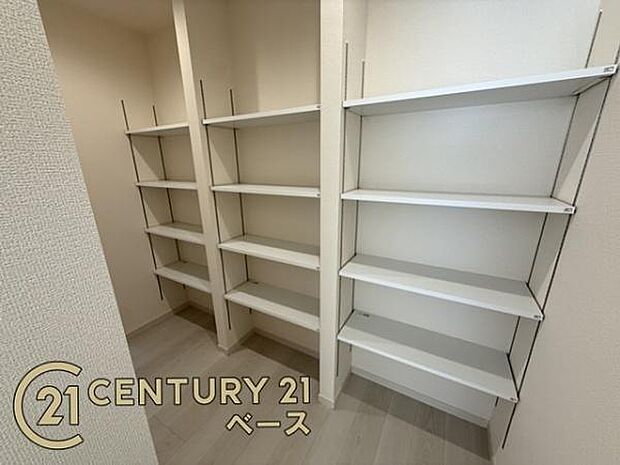 ■現地撮影写真■キッチン横にはパントリー収納を完備!