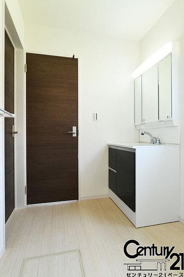 ■三面鏡タイプのミラーキャビネット!収納スペースも豊富です!■