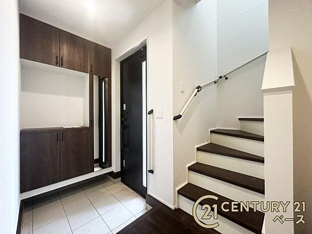 ■すっきりとした明るい玄関が家族やお客様を迎えてくれます! あると便利な廊下収納もございます!