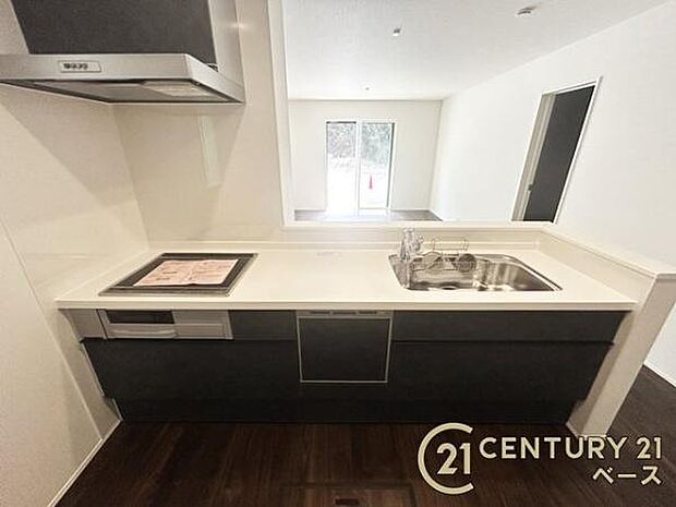 ■キッチンパネルは油などの汚れが付着しにくく、毎日のお手入れが簡単なので清潔なキッチンが保てます!■